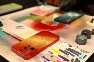 MadCityZen transforme de simples objets en créations uniques grâce à son atelier de customisation. | © MadCityZen